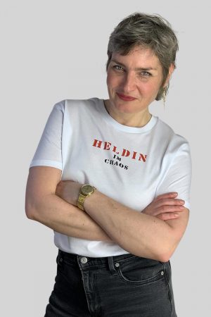 Heldin im Chaos Shirt von Elternhaus